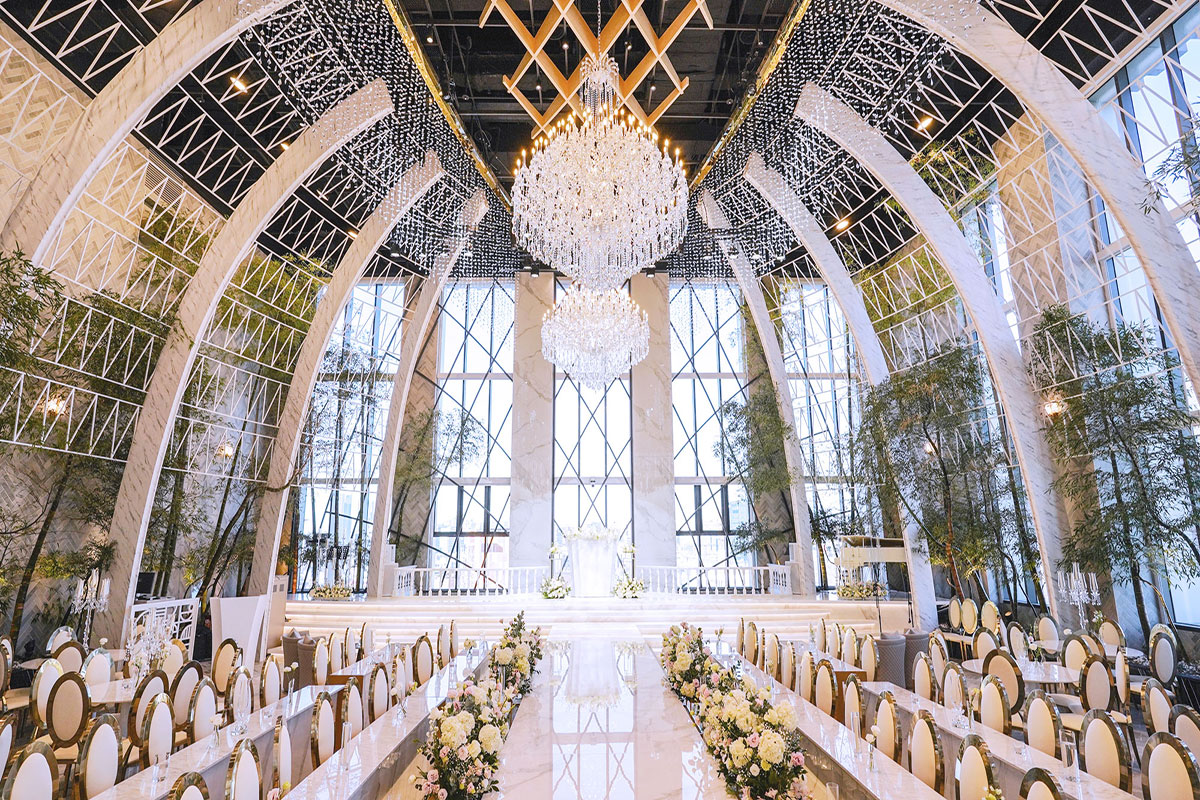 까사그랑데 센트로 웨딩홀 대표 메인 사진 샹들리에와 아치형 장식