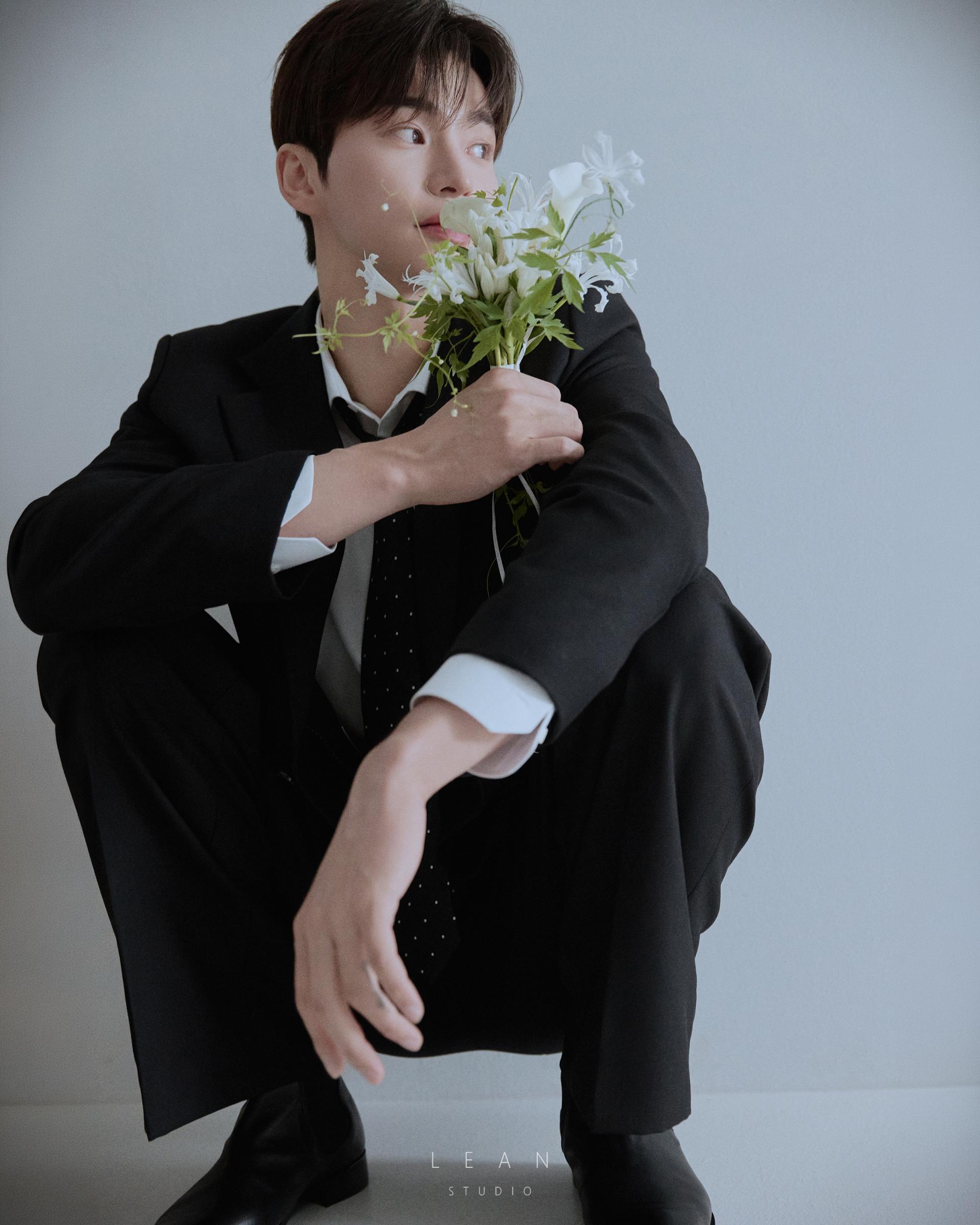 르안 스튜디오 웨딩 스튜디오 창가 소파에 나란히 앉은 신랑 신부가 자연스럽게 웃는 순간을 두 장의 흑백 사진으로 담은 내추럴 커플 웨딩 촬영컷