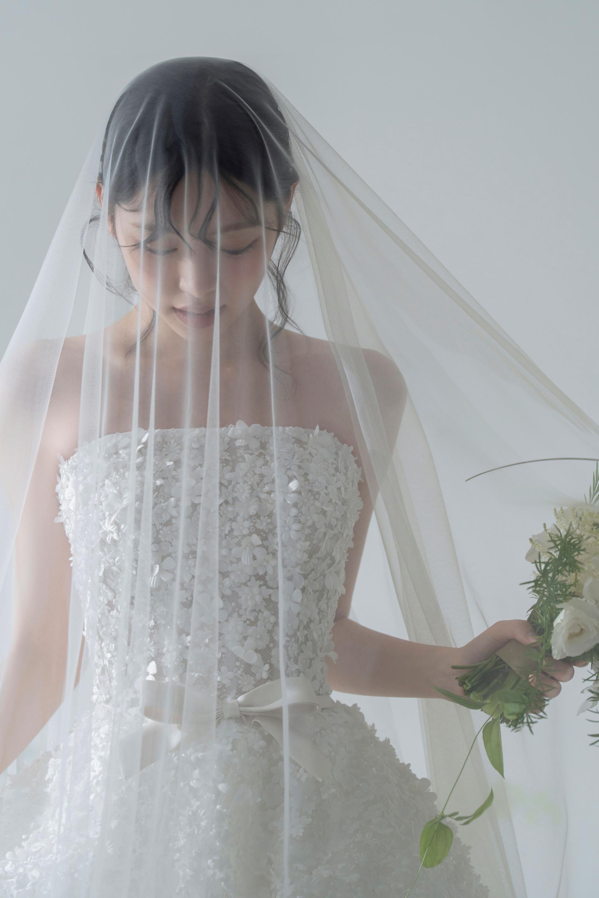 로렌하우스 웨딩 스튜디오 베일을 쓰고 부케를 든 신부의 모습을 클로즈업으로 담은 신부 단독 웨딩 사진