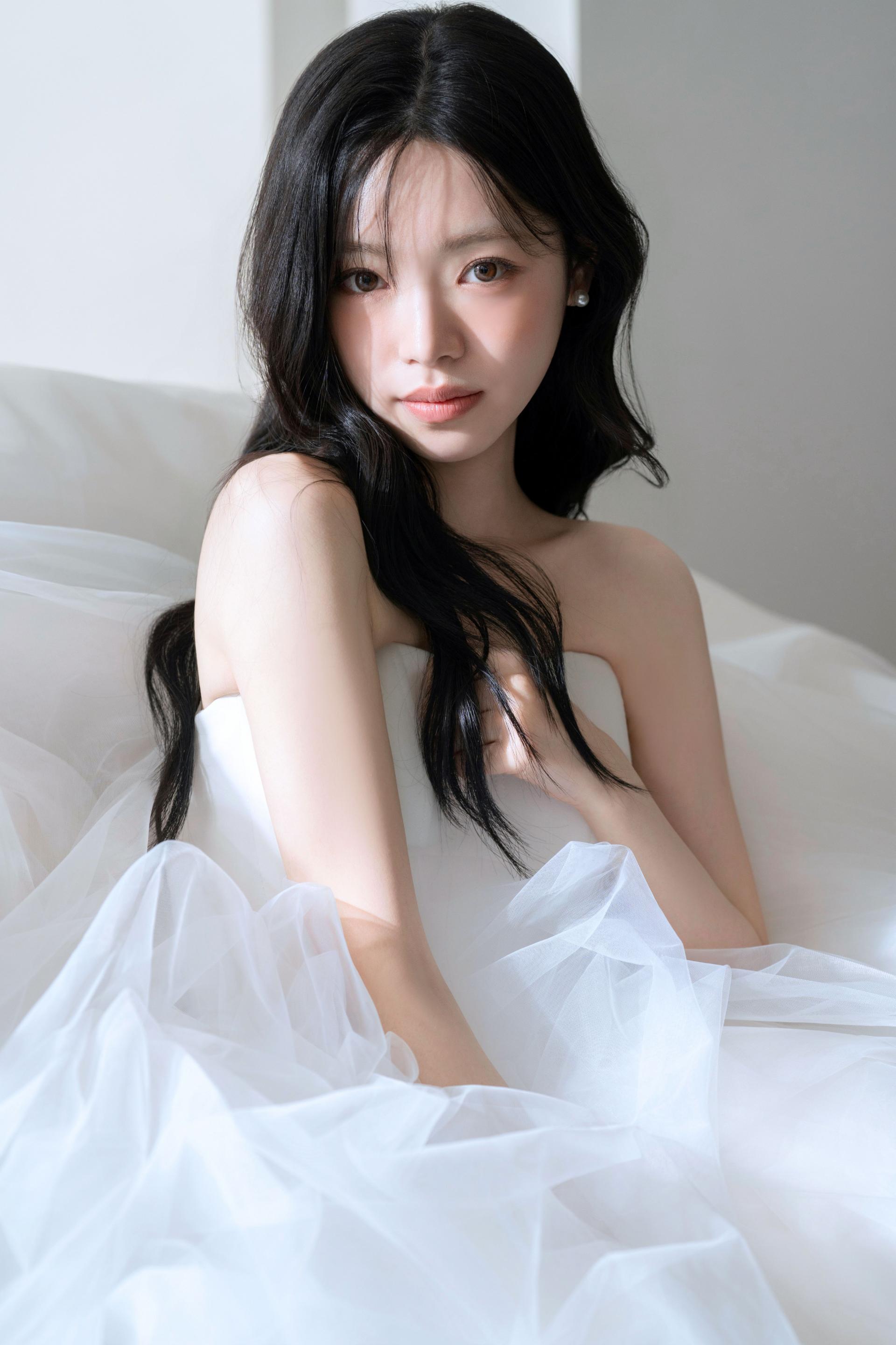 로렌하우스 웨딩 스튜디오 부드러운 자연광이 들어오는 화이트 공간에서 웨딩드레스를 입고 있는 신부 단독 클로즈업 웨딩 사진