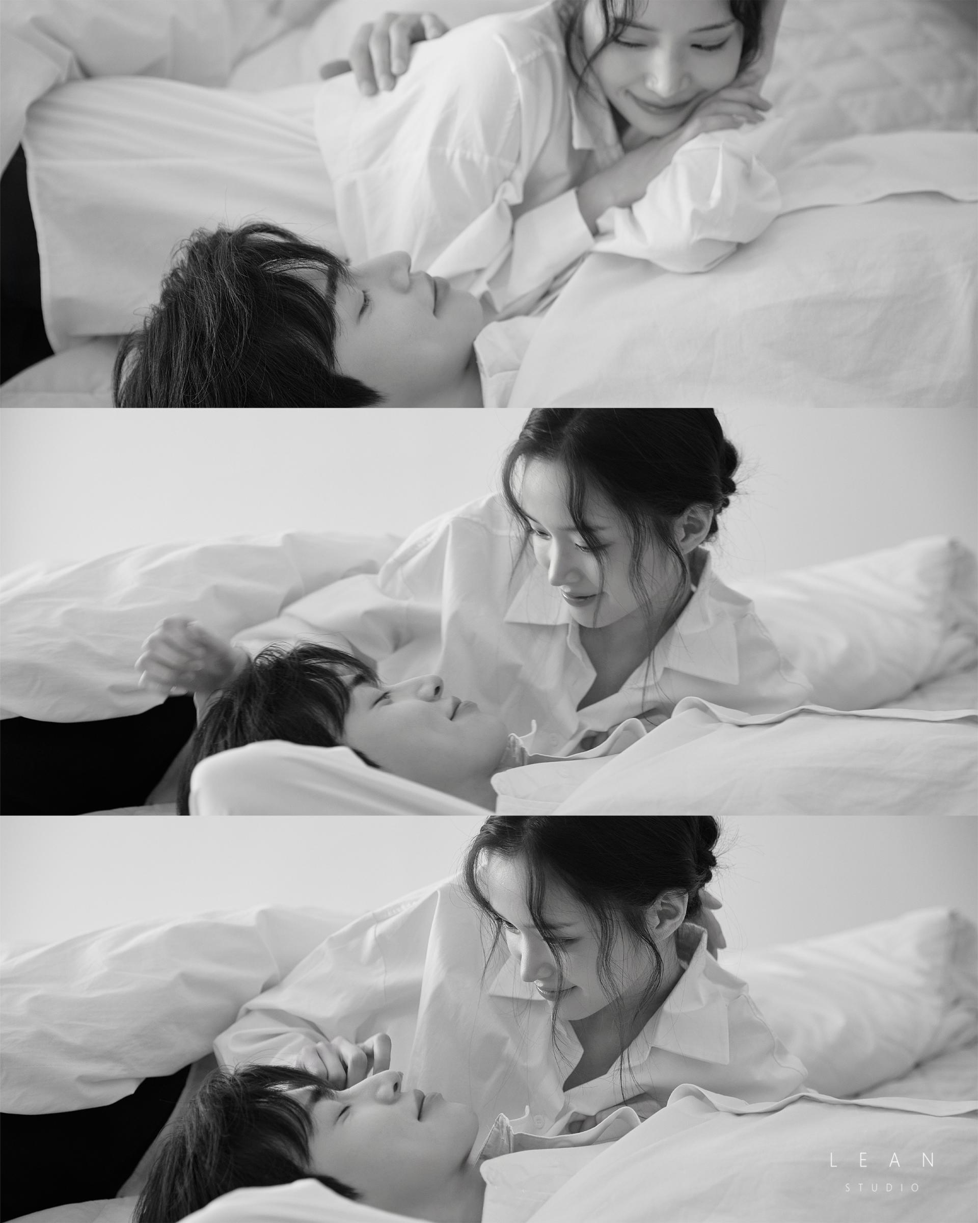 르안 스튜디오 웨딩 스튜디오 화이트 셔츠를 입은 신랑 신부가 침대 위에서 서로를 바라보고 장난스러운 포즈를 나누는 순간을 세 장으로 구성한 흑백 내추럴 웨딩 촬영컷