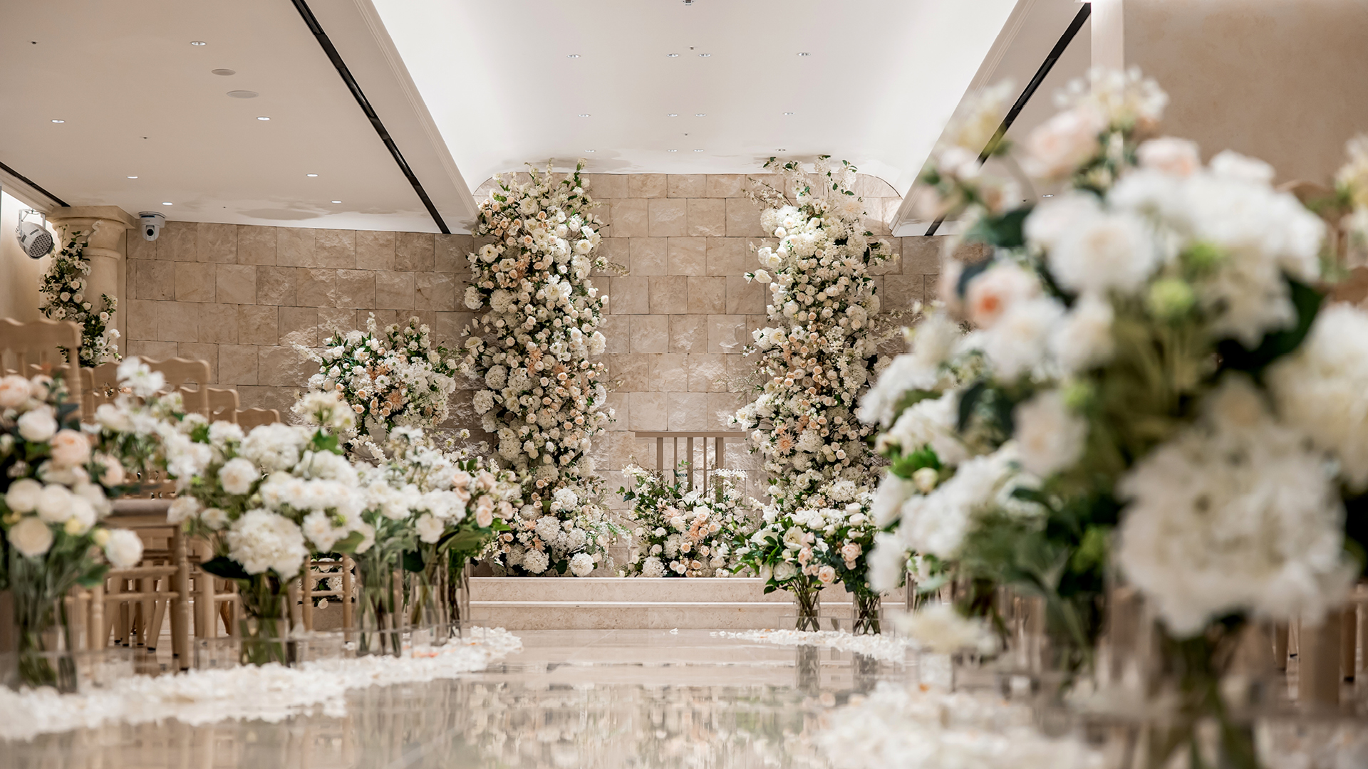 하우스 오브 더 라움 웨딩홀 벨루스홀 화이트톤의 버진로드 장