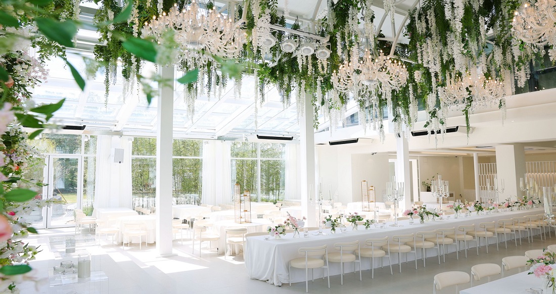 브라이튼 하우스 강남 웨딩홀 채광들어오는 통창과 하객석