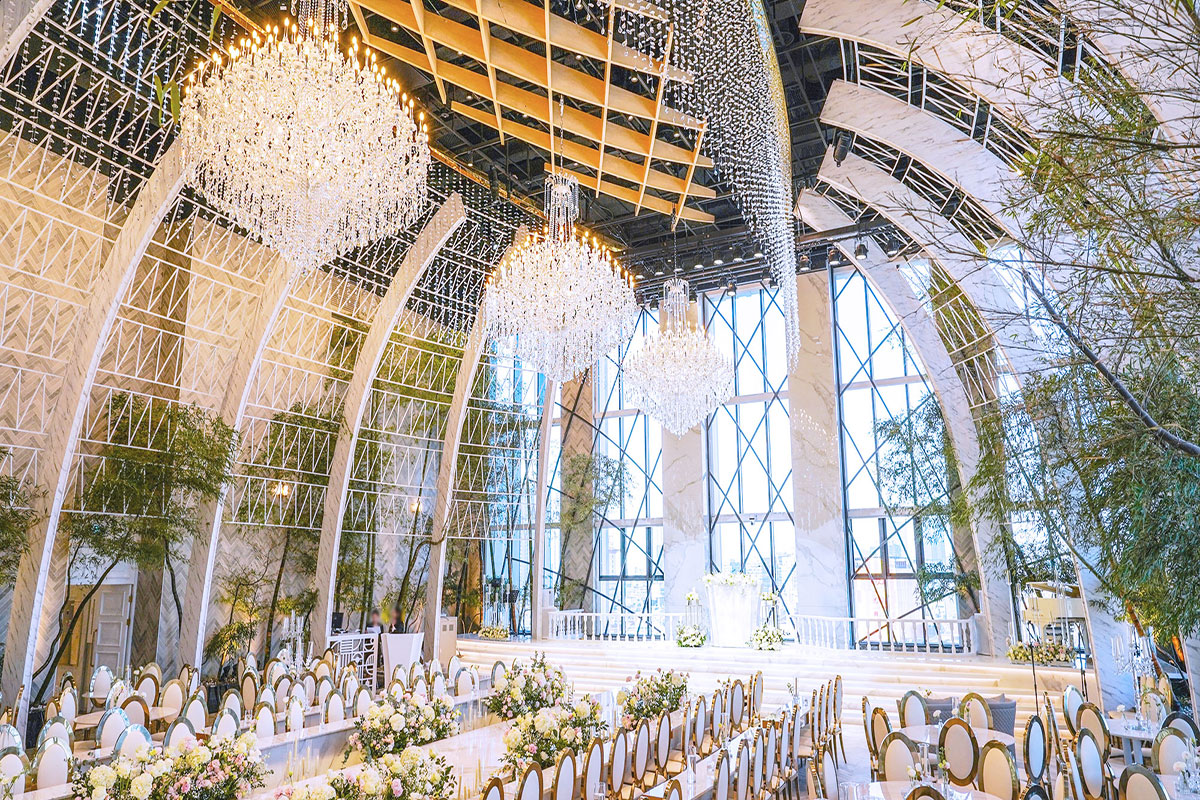 까사그랑데 센트로 웨딩홀 에떼르노홀 하우스 웨딩형 장식과 샹들리에 하객석