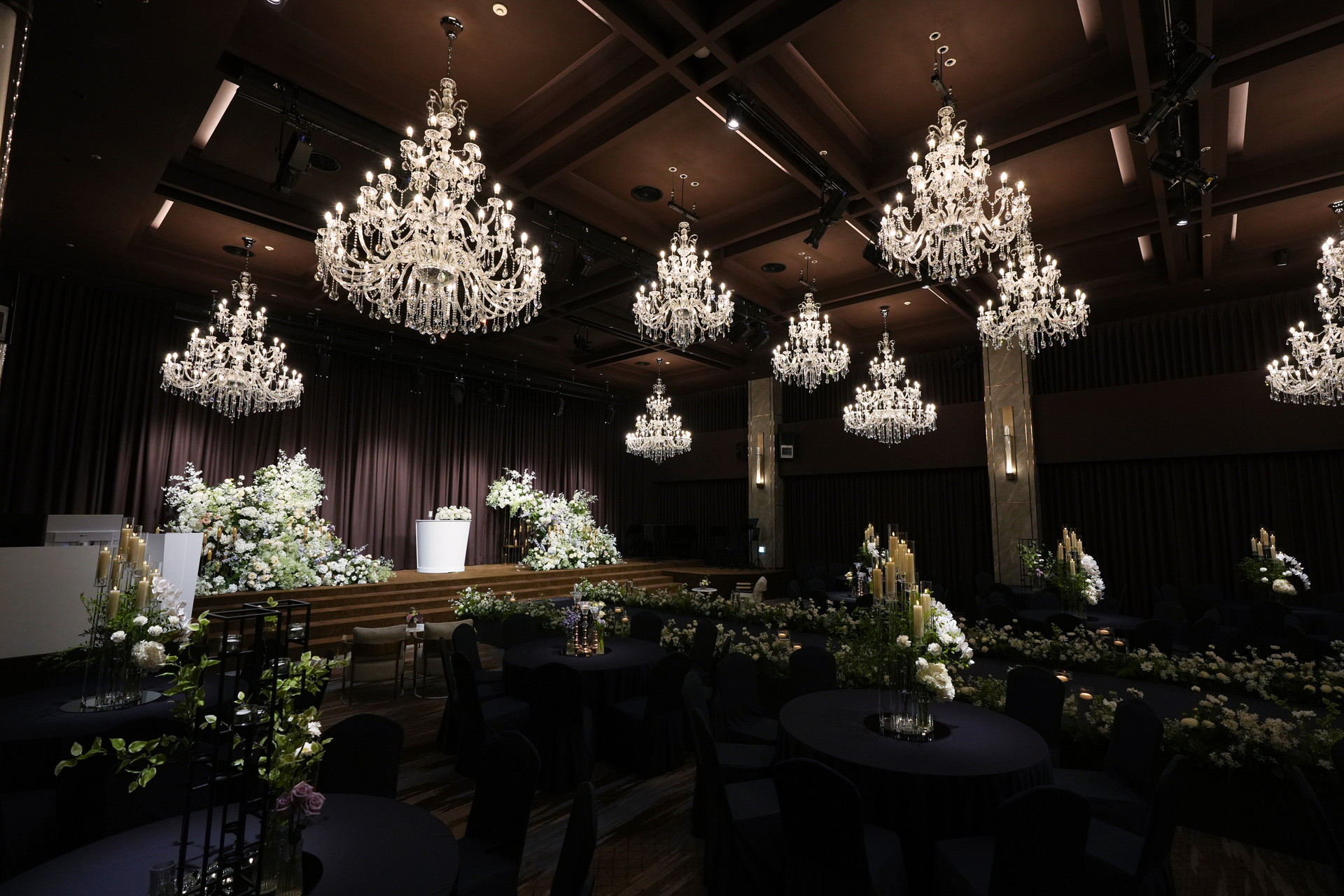 로얄파크컨벤션 로얄홀 샹들리에와 천장 디테일