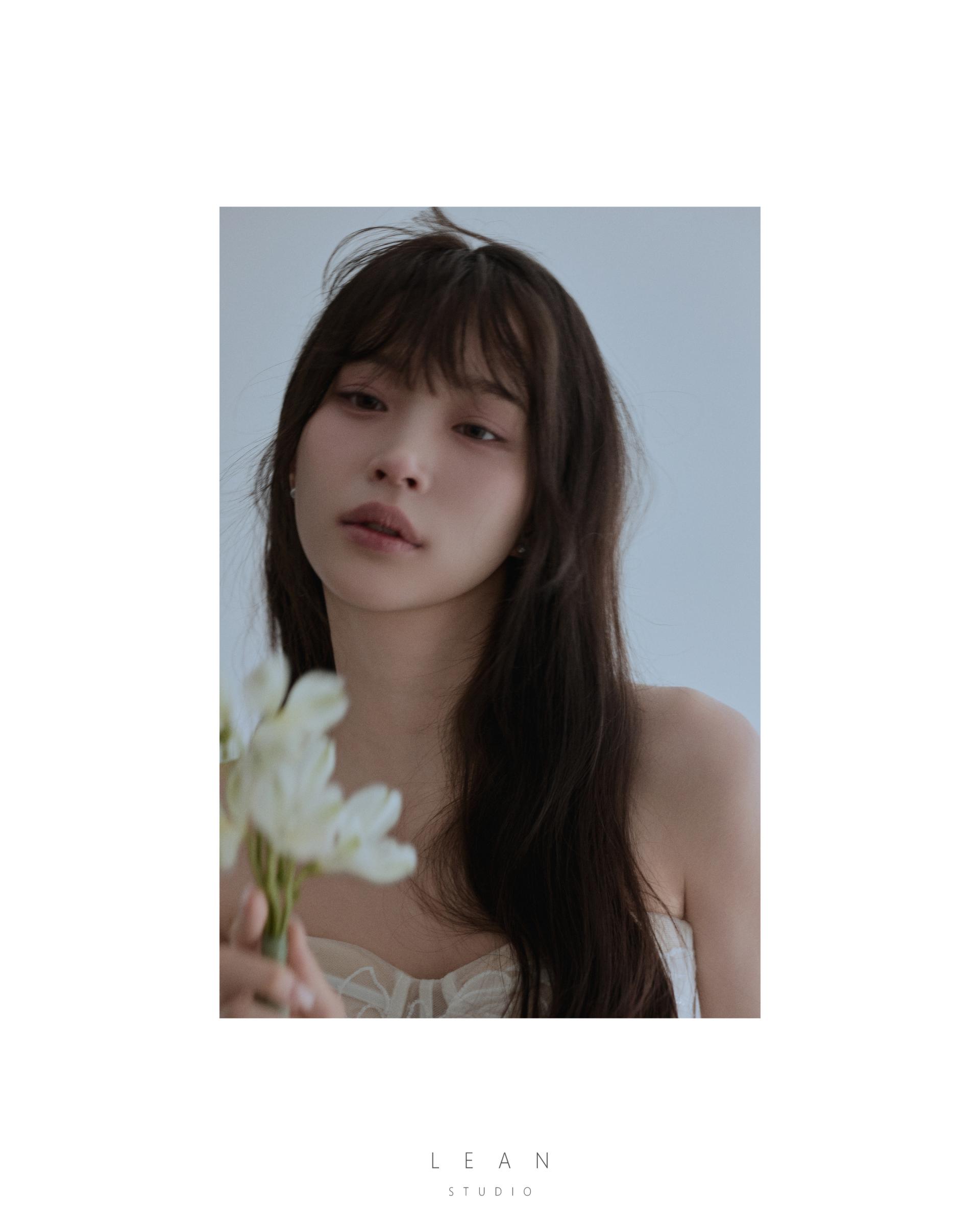 르안 스튜디오 웨딩 스튜디오 화이트 플라워를 든 신부의 차분한 표정과 내추럴한 헤어를 감성적으로 담은 신부 단독 클로즈업 웨딩 촬영컷