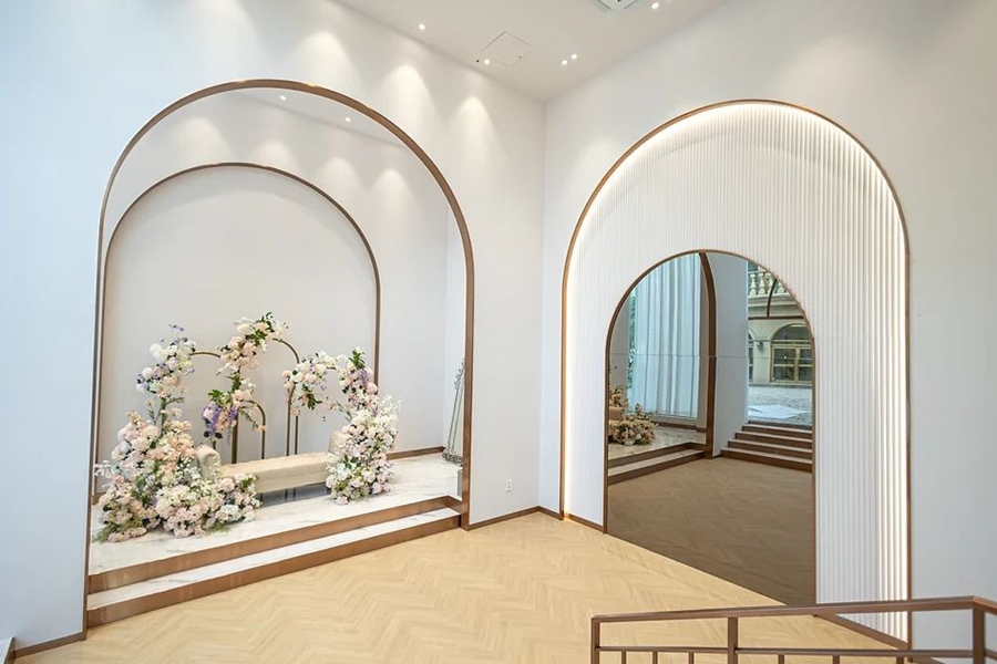 인천 라마다 송도 호텔 Grace Garden 신의 정원 웨딩홀 신부대기실 Grace Garden - Bridal Room 화사한 아치형 프레임과 은은한 조명, 아름다운 플라워 장식이 어우러진 우아하고 화사한 대기 공간