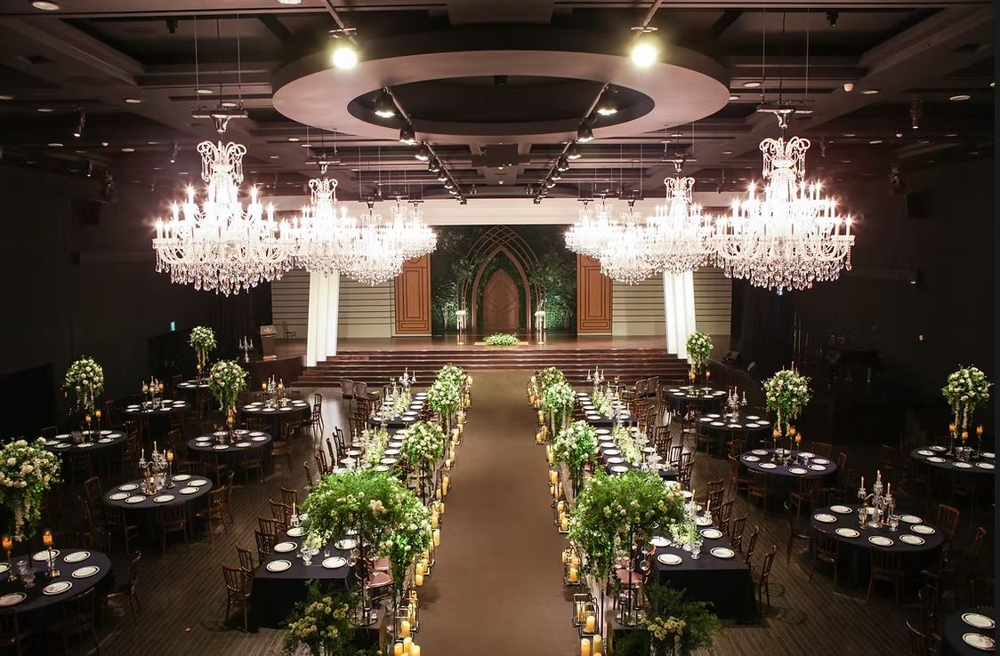 인천 라마다 송도 호텔 Davinci Hall 다빈치 홀 웨딩홀 웅장한 샹들리에와 정돈된 버진로드, 화사한 플라워 장식이 어우러진 고급스러운 예식 공간