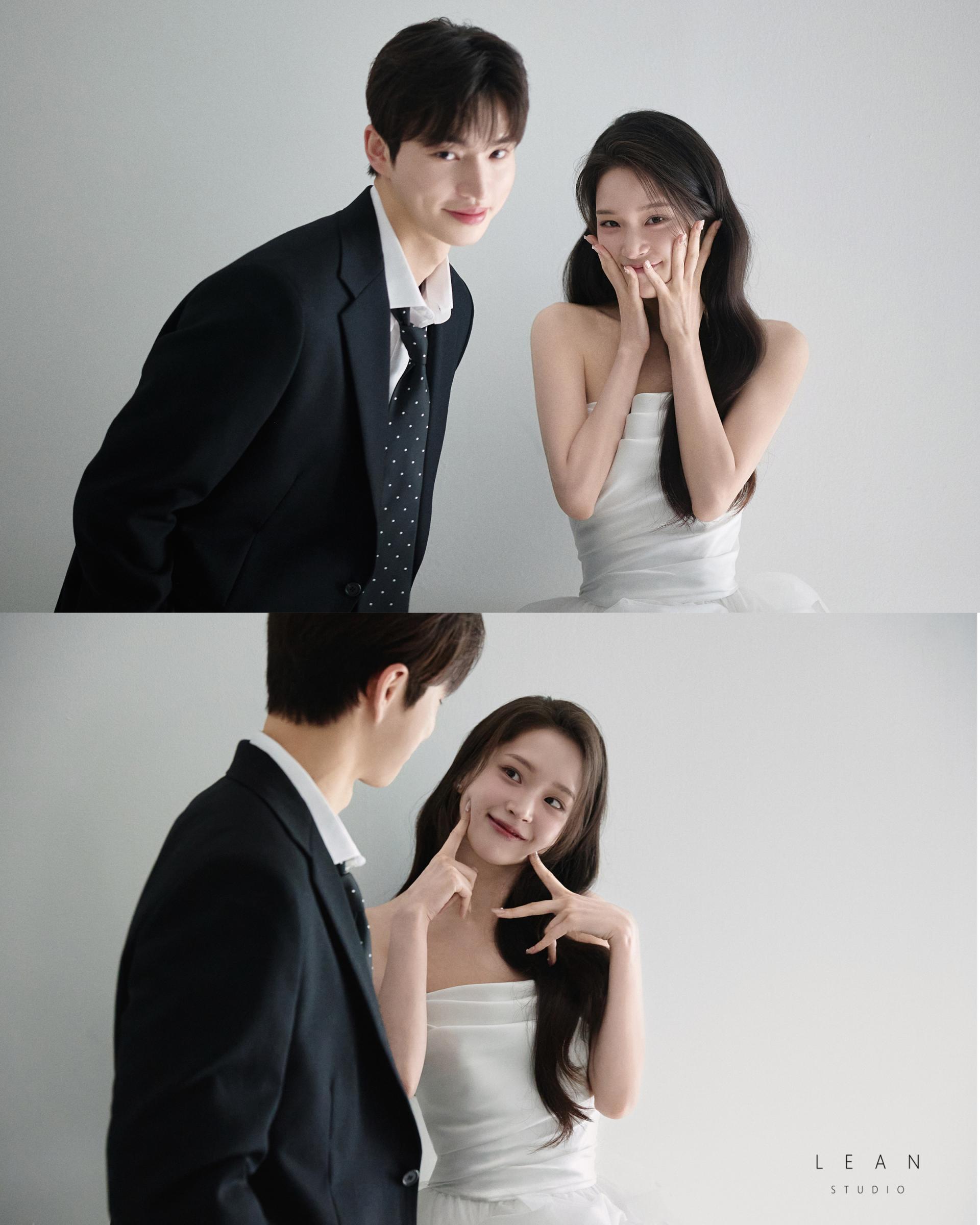 르안 스튜디오 웨딩 스튜디오 블랙 수트 신랑과 화이트 드레스 신부가 장난스러운 표정과 포즈를 주고받는 모습을 두 장으로 구성한 내추럴 커플 웨딩 촬영컷