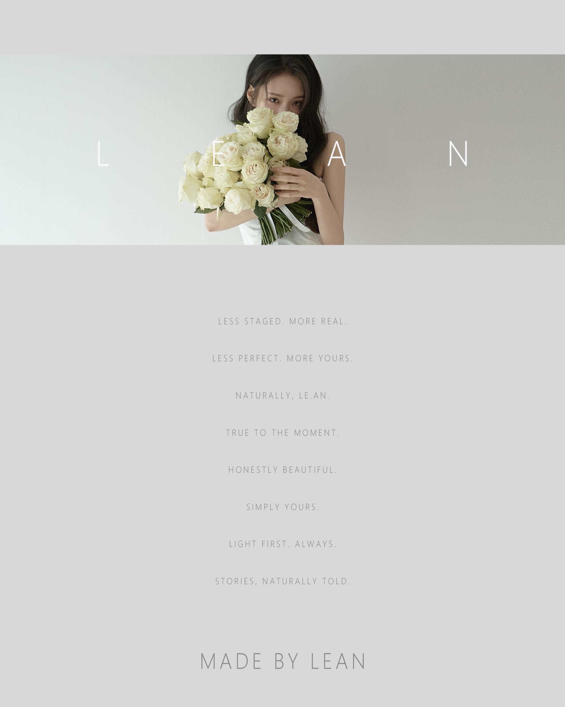 르안 웨딩 스튜디오 화이트 로즈 부케를 얼굴 가까이 든 신부의 모습을 여백과 함께 담아낸 미니멀한 플라워 콘셉트 웨딩 사진