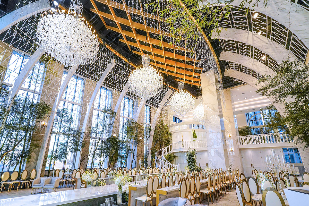 까사그랑데 센트로 웨딩홀 에떼르노홀 내부 천장 인테리