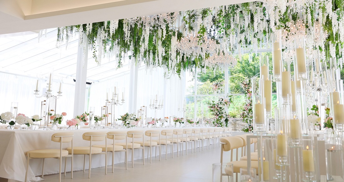 브라이튼 하우스 강남 웨딩홀 하객석 연출과 샹들리에 꽃장식