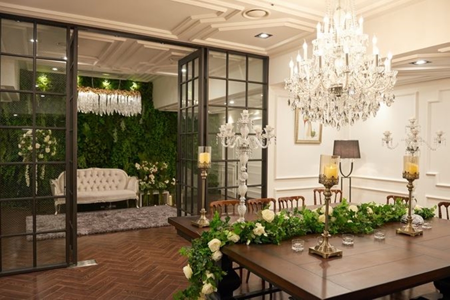 인천 라마다 송도 호텔 Davinci Hall 다빈치 홀 웨딩홀 신부대기실 Davinci - Bridal Room 화려한 샹들리에와 싱그러운 플라워 장식이 조화를 이룬 우아하고 아늑한 공간
