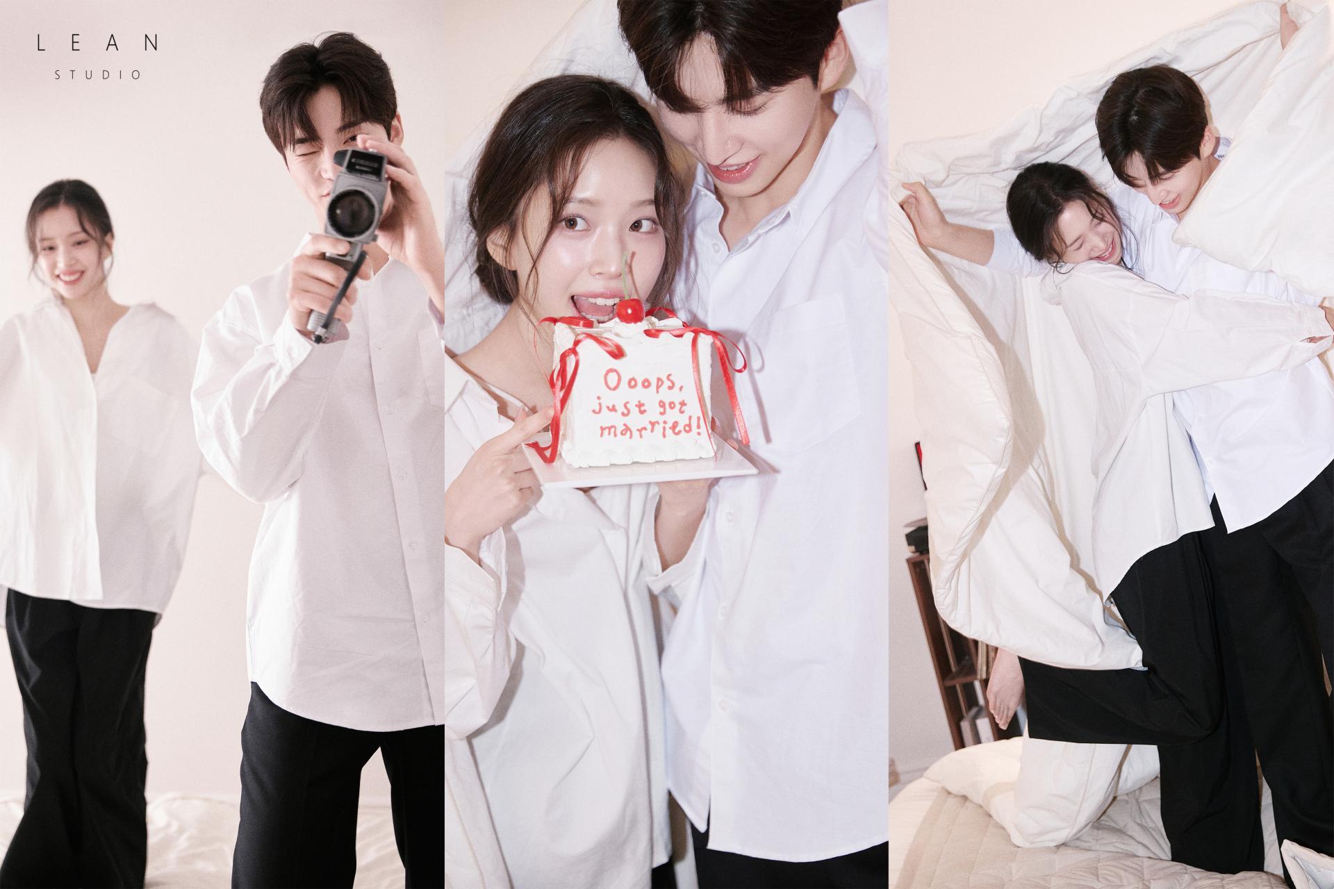 르안 스튜디오 웨딩 스튜디오 화이트 셔츠를 맞춰 입은 신랑 신부가 캠코더와 웨딩 케이크를 활용하고 침대에서 장난치는 모습을 세 장으로 구성한 캐주얼 커플 웨딩 촬영컷
