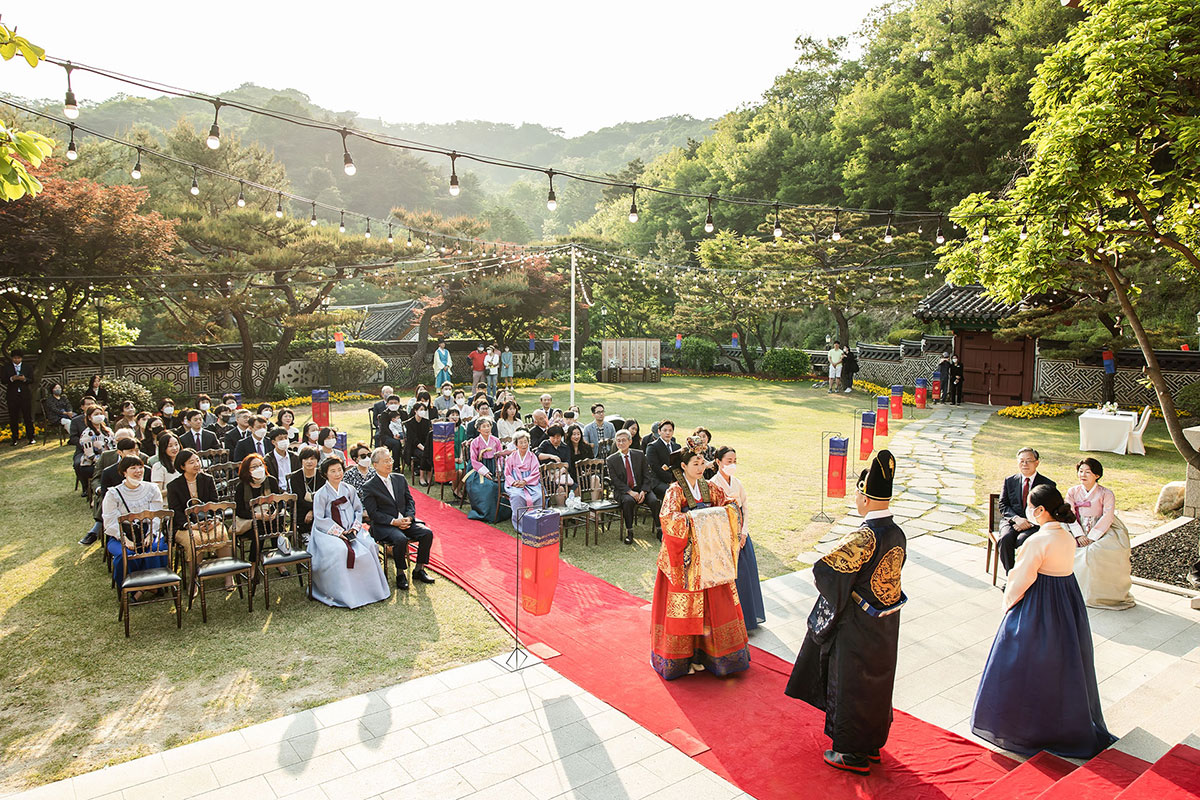 삼청각 일화당 전통혼례 혼례한복을 입은 신랑신부와 하객들