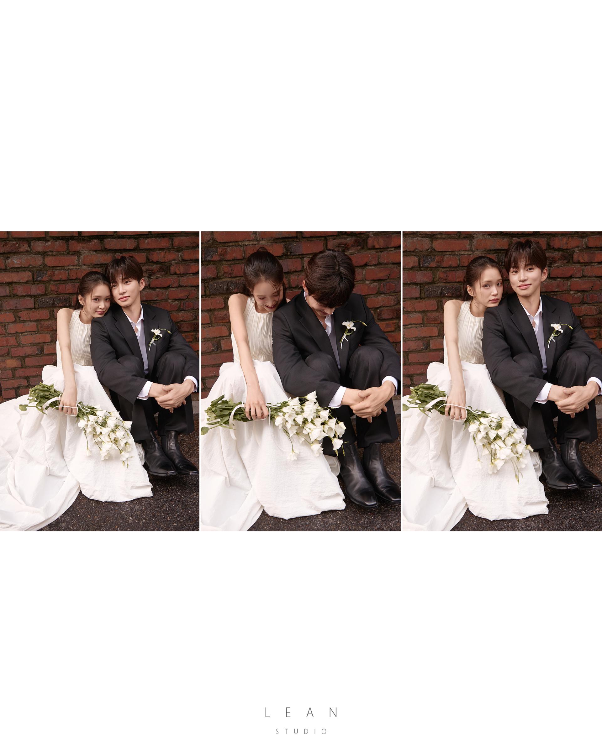 르안스튜디오 웨딩 스튜디오 붉은 벽돌 앞에 나란히 앉아 화이트 플라워 부케와 함께 다정한 포즈를 연출한 신랑 신부의 야외 웨딩 사진 3컷 콜라주