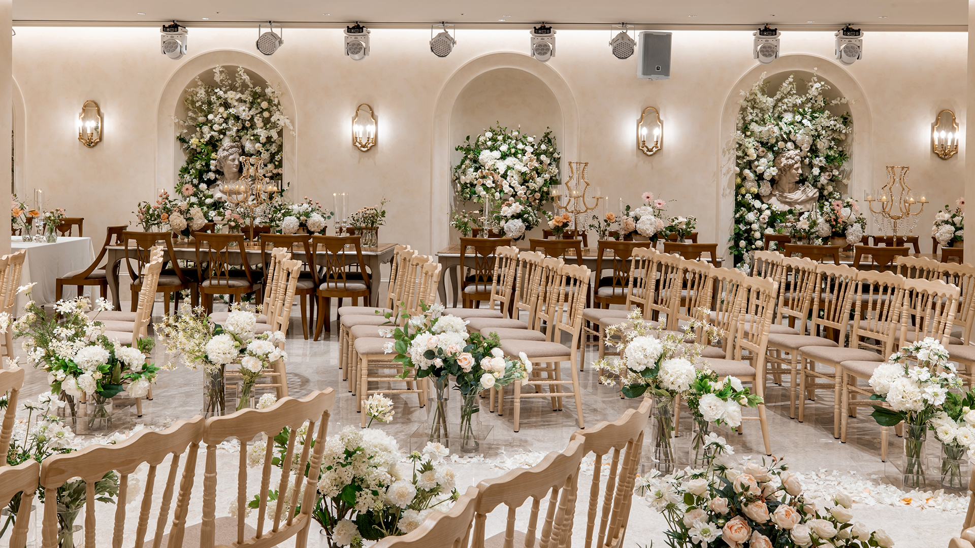 하우스 오브 더 라움 웨딩홀 벨루스홀 하객석과 아치형 장식