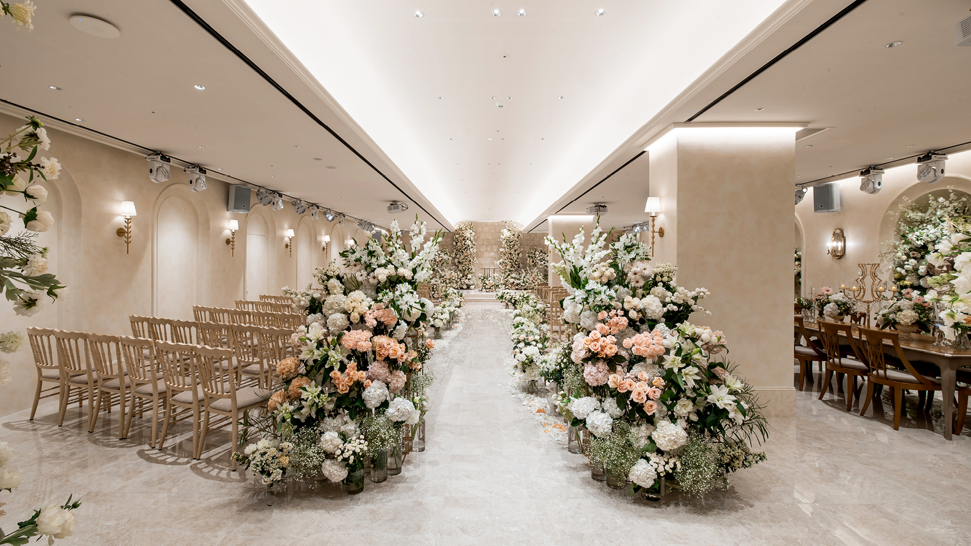 하우스 오브 더 라움 웨딩홀 벨루스홀 버진로드와 꽃장식, 하객석