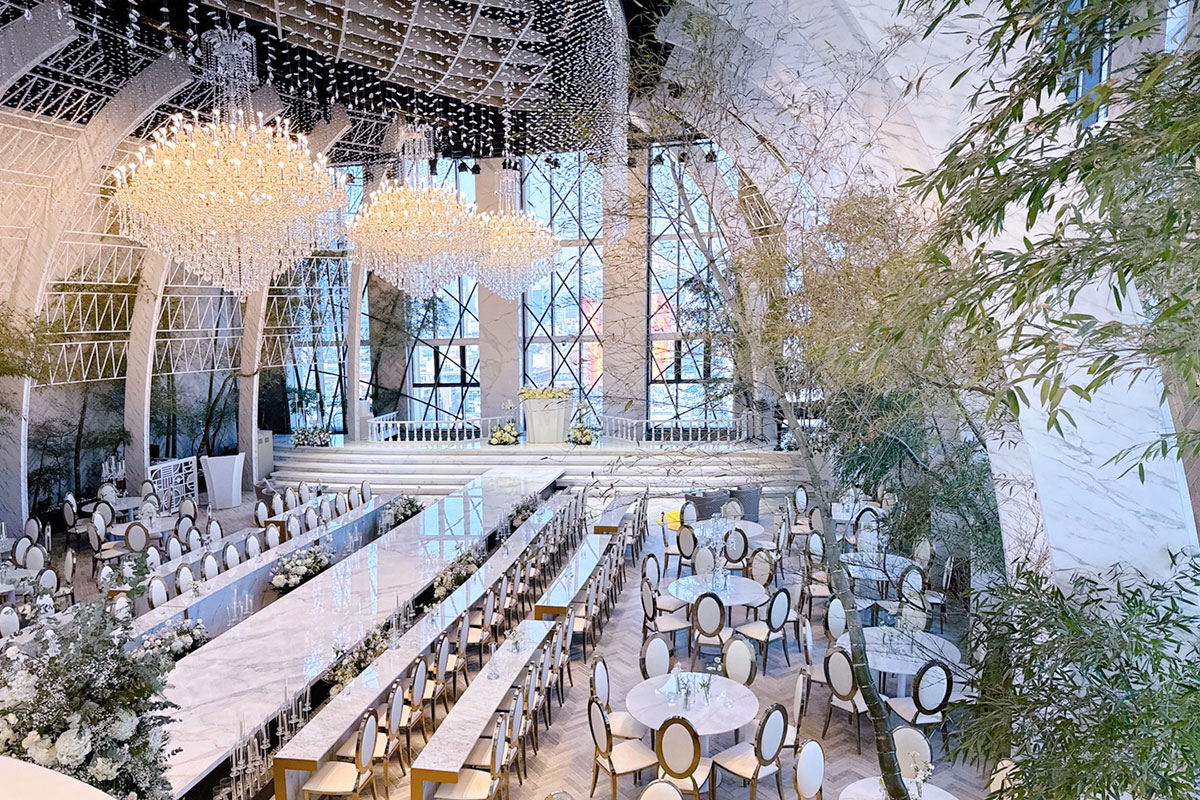 까사그랑데 센트로 웨딩홀 에떼르노홀 하객석과 조명 연출 그리고샹들리에와 단상 내부 전경