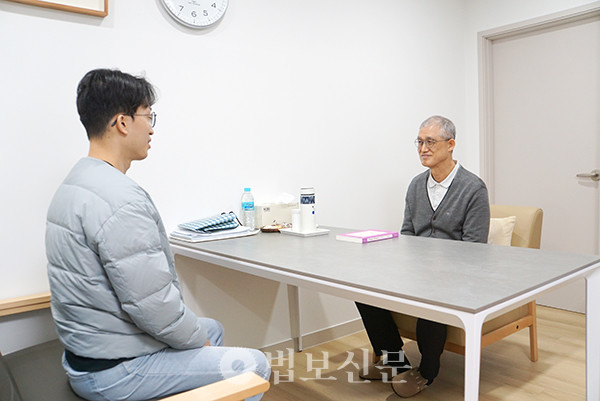 조사선의 방편은 법문과 면담이다. 청년도반이 김태완 무심선원장과 면담하고 있다.