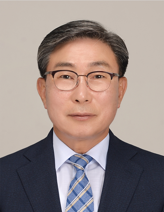 14일 서울대학교 교수회관에서 열린 '제6회 2023 대한민국 강소기업 대상' 시상식에서 문한경 디지털국제공조 대표가 혁신상품 시스템경영 부문 대상을 수상한 뒤 기념촬영을 하고 있다. 사진/한국강소기업협회
