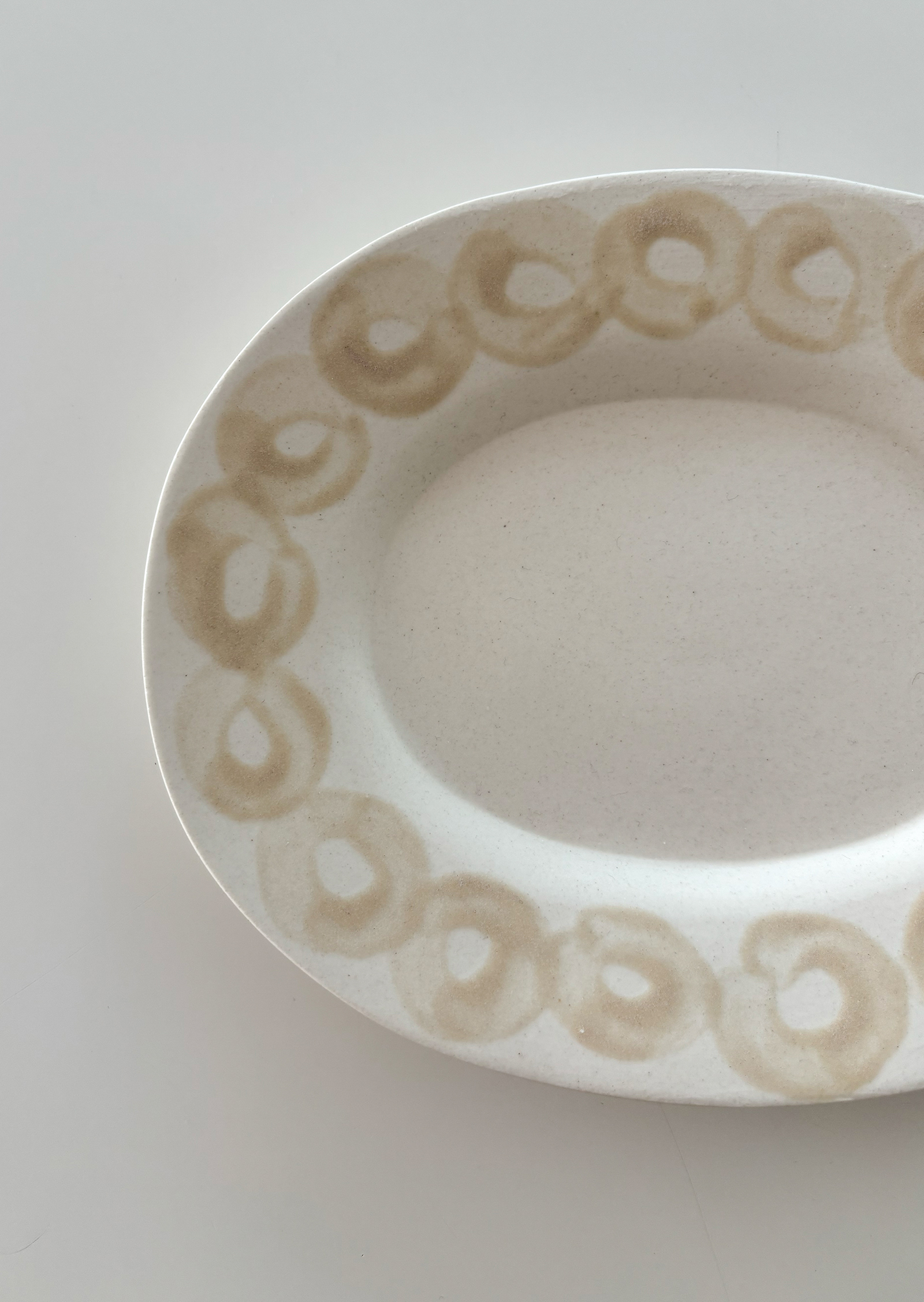 Circle Pattern Oval Plate
