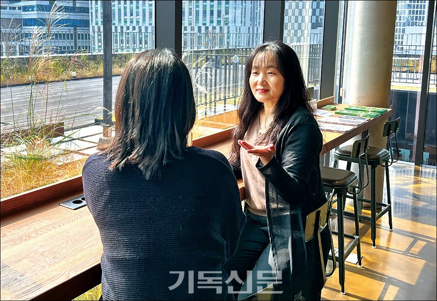 박희 메이트가 자립준비청년과 마주 앉아 소득과 지출, 부채 구조를 차분히 나누고 있다. 재정 상담이 아닌 ‘말할 수 있는 관계’ 안에서 청년은 처음으로 자신의 돈 이야기를 안전하게 꺼낸다.