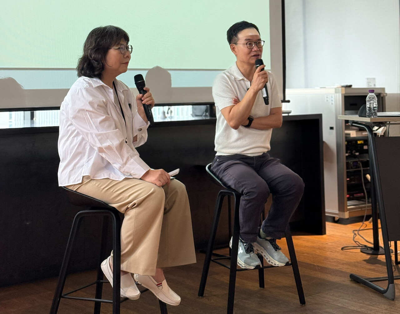 왼쪽부터 청년의뜰 한병선 대표와 권도균 대표가 청년들의 질의응답을 받고 있다. /제공=청년의뜰