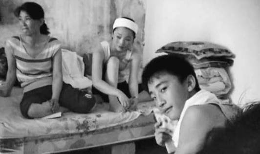 사람, 벽, 그룹, 오래된이(가) 표시된 사진  자동 생성된 설명