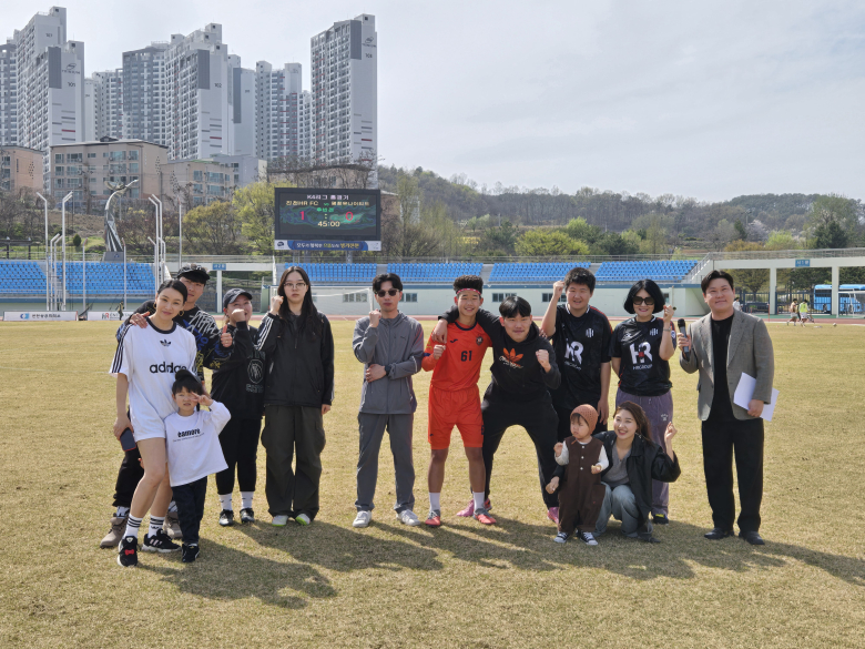 지난 12일 생거진천종합운동장에서 열린 K4리그 경기 및 시축, 이벤트 종료 후 맨 왼쪽의 배윤정 안무가를 비롯한 관계자들이 함께 기념 촬영을 하고 있다./사진=HR레포츠㈜ 제공