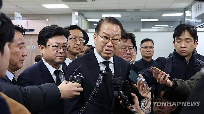초등생 빈소 찾은 권영세 비대위원장 (대전=연합뉴스) 양영석 기자 = 권영세 국민의힘 비상대책위원장이 12일 대전 건양대병원 장례식장에 마련된 김하늘 양 빈소를 찾아 조문하고 있다. 2025.2.12 youngs@yna.co.kr