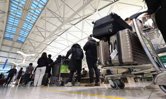 올 1월 설 명절 연휴를 앞두고 인천국제공항 제1여객터미널 출국장에서 승객들이 탑승 수속을 위해 줄을 서고 있다.   올해 설 연휴 기간 국내 공항을 통해 130만여명이 해외여행을 떠났다고 한다. 일본 다음으로 베트남으로 많이 갔다왔다. 연합뉴스