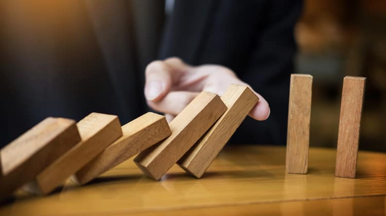 업무 프로세스 개선을 가로막는 어려움을 표현하는 이미지