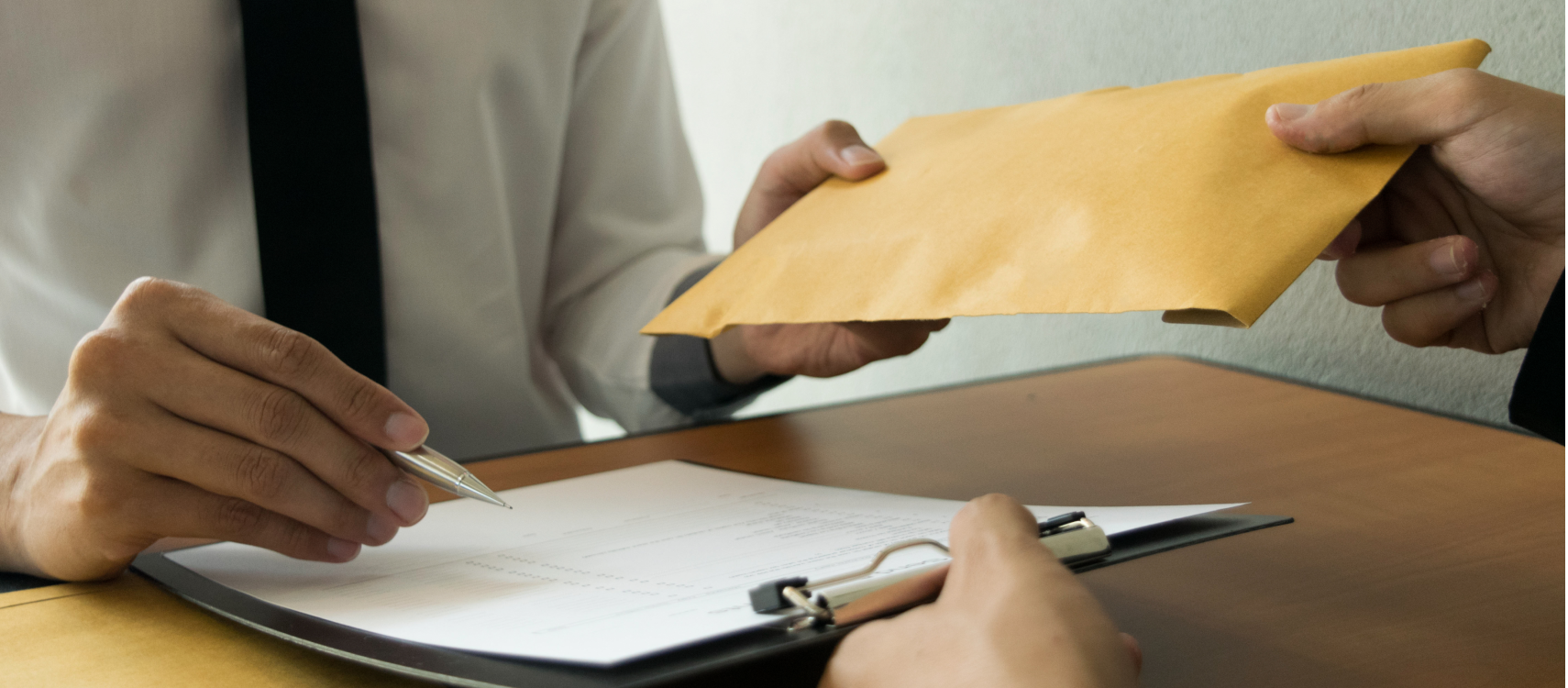 [이미지] 서류 봉투를 건네는 장면