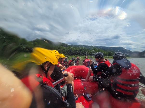 야외, 하늘, 구름, 사람들이(가) 표시된 사진 AI 생성 콘텐츠는 정확하지 않을 수 있습니다.