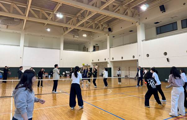 사람, 사람들, 실내, 신발류이(가) 표시된 사진 AI가 생성한 콘텐츠는 부정확할 수 있습니다.