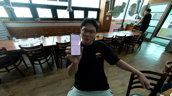 의류, 사람, 가구, 의자이(가) 표시된 사진 AI 생성 콘텐츠는 정확하지 않을 수 있습니다.