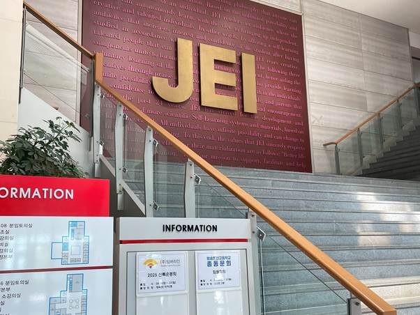 텍스트, 계단, 건물, 표지판이(가) 표시된 사진 AI가 생성한 콘텐츠는 부정확할 수 있습니다.