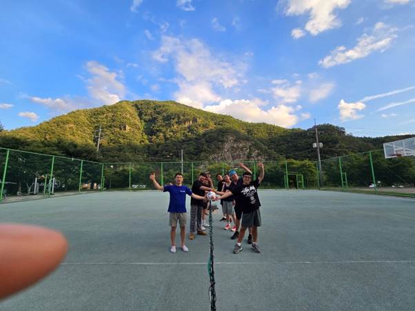 야외, 하늘, 구름, 사람이(가) 표시된 사진 AI 생성 콘텐츠는 정확하지 않을 수 있습니다.