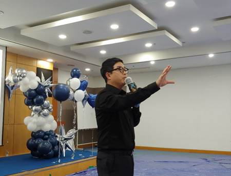 벽, 의류, 실내, 사람이(가) 표시된 사진  AI가 생성한 콘텐츠는 부정확할 수 있습니다.