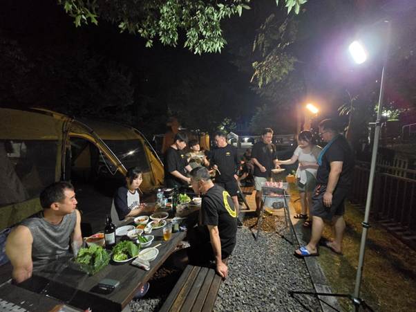 야외, 의류, 사람, 사람들이(가) 표시된 사진 AI 생성 콘텐츠는 정확하지 않을 수 있습니다.