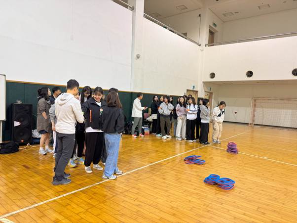 사람, 의류, 사람들, 실내이(가) 표시된 사진 AI가 생성한 콘텐츠는 부정확할 수 있습니다.