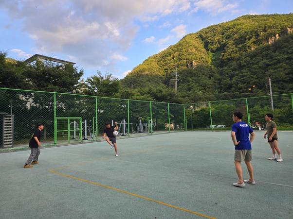 야외, 운동 경기, 스포츠, 하늘이(가) 표시된 사진 AI 생성 콘텐츠는 정확하지 않을 수 있습니다.