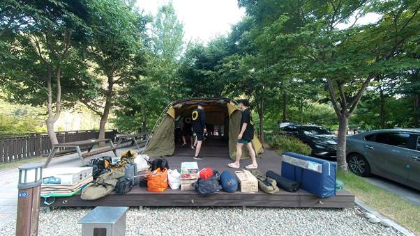 야외, 지상, 폐기물 컨테이너, 식물이(가) 표시된 사진 AI 생성 콘텐츠는 정확하지 않을 수 있습니다.