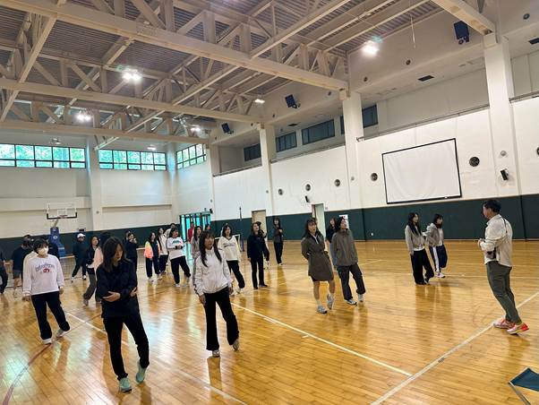 신발류, 사람, 사람들, 스포츠이(가) 표시된 사진 AI가 생성한 콘텐츠는 부정확할 수 있습니다.