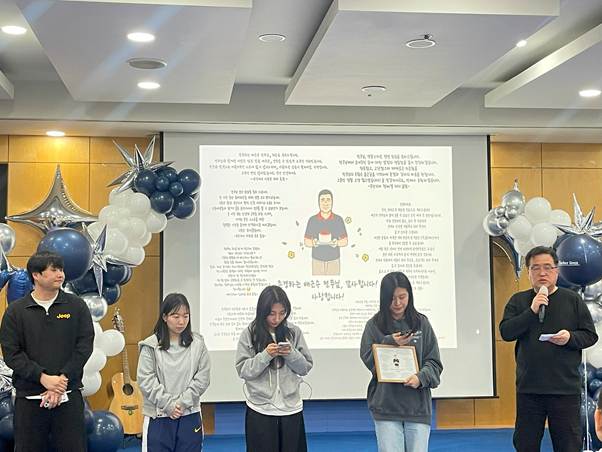 의류, 사람, 여성, 실내이(가) 표시된 사진  AI가 생성한 콘텐츠는 부정확할 수 있습니다.