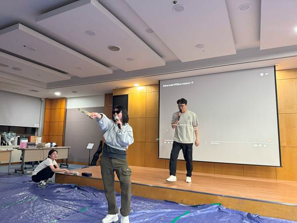 벽, 의류, 실내, 사람이(가) 표시된 사진  AI가 생성한 콘텐츠는 부정확할 수 있습니다.