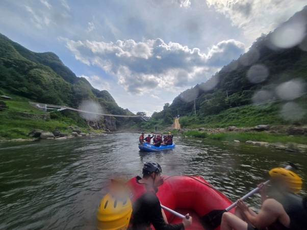 야외, 구름, 래프팅, 하늘이(가) 표시된 사진 AI 생성 콘텐츠는 정확하지 않을 수 있습니다.