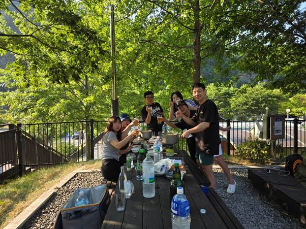 나무, 야외, 병, 사람이(가) 표시된 사진 AI 생성 콘텐츠는 정확하지 않을 수 있습니다.