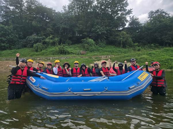 야외, 하늘, 나무, 래프팅이(가) 표시된 사진 AI 생성 콘텐츠는 정확하지 않을 수 있습니다.